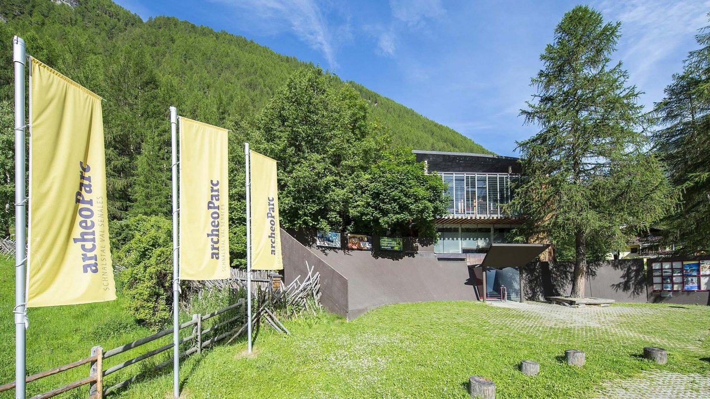 Immerso nella rigogliosa natura dell'Alto Adige, il centro visitatori ArcheoParc accoglie i suoi ospiti con bandiere al vento, invitandoli in un viaggio nel passato.