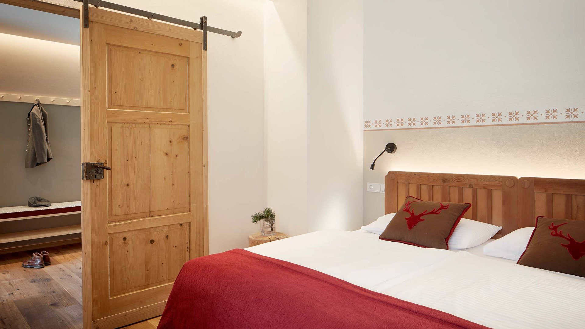 Moderne Familysuite im Hotel Bella Vista mit Naturholzmöbeln, stilvollem Design und separatem Wohnbereich für entspannende Momente.