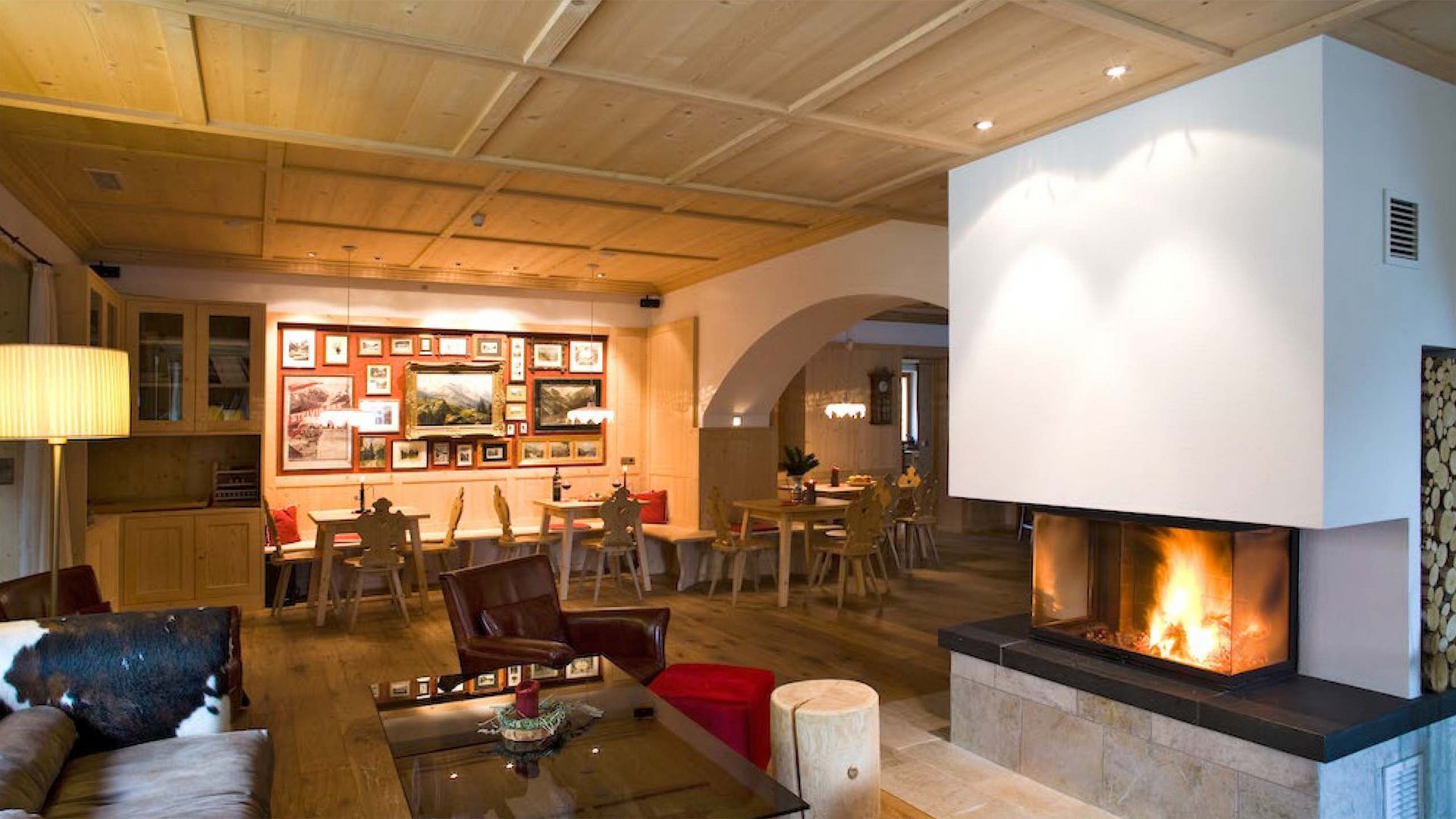 Tempo per rilassarsi nella sala con camino all'Hotel Bella Vista.