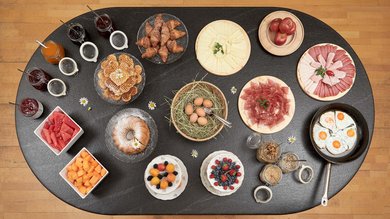 Un'ampia varietà di specialità altoatesine, disposte con cura su un piatto ovale, offre un vero e proprio banchetto per gli amanti della cucina alpina.