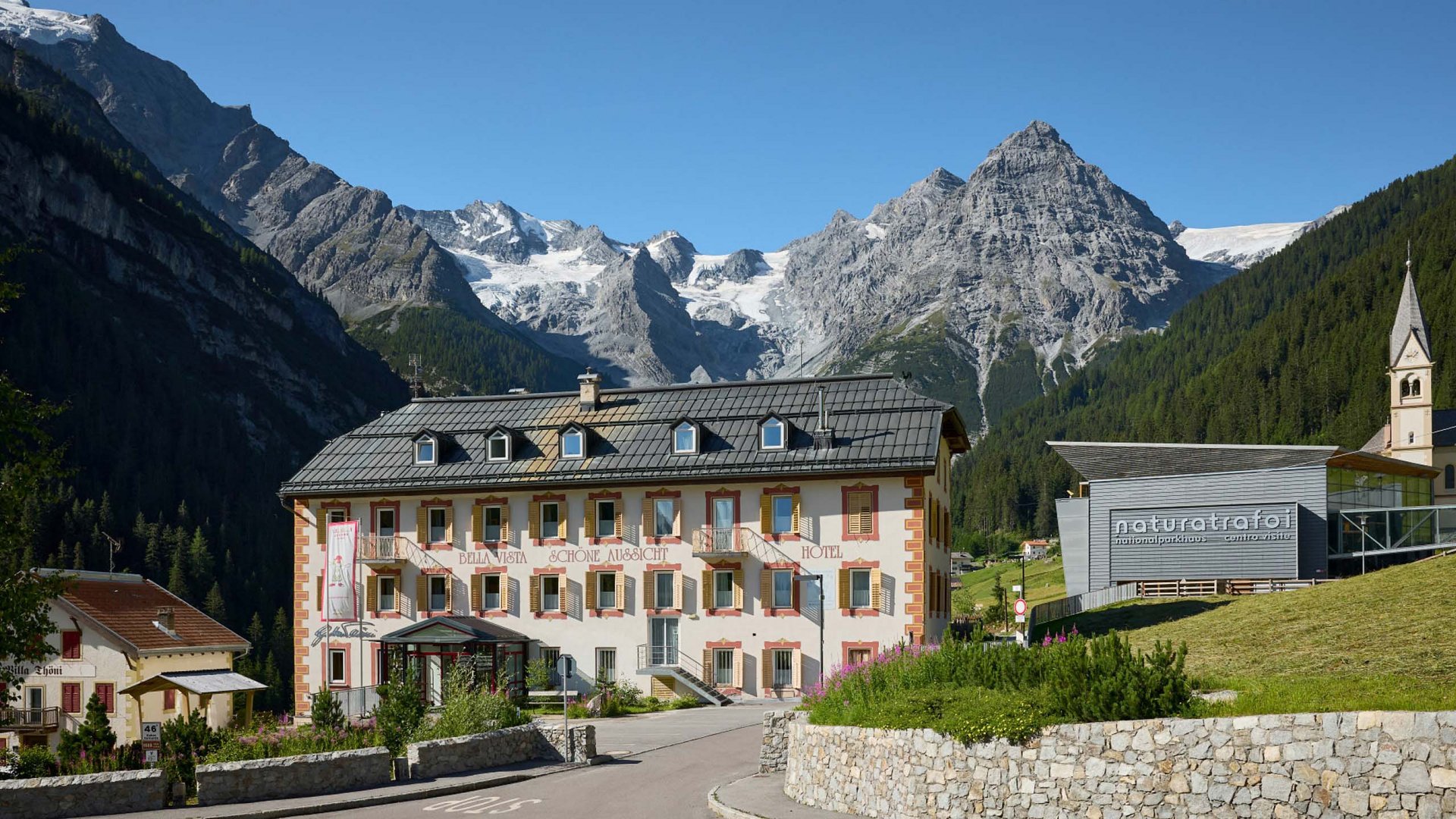L'Hotel Bella Vista si erge fiero davanti all'imponente sfondo delle Alpi Altoatesine innevate, un invito al lusso e al relax nella natura.