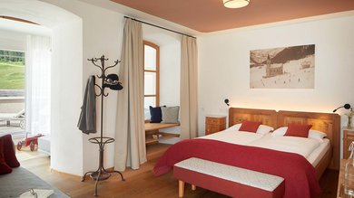 Geräumiges Panorama Family Superior Zimmer im Hotel Bella Vista mit komfortablem Doppelbett und zusätzlicher Schlafcouch, ideal für Familienurlaub.